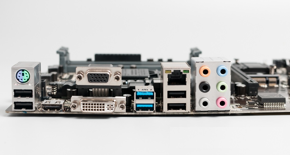 Kiểm tra cổng I/O trên bo mạch chủ để đảm bảo hỗ trợ các kết nối